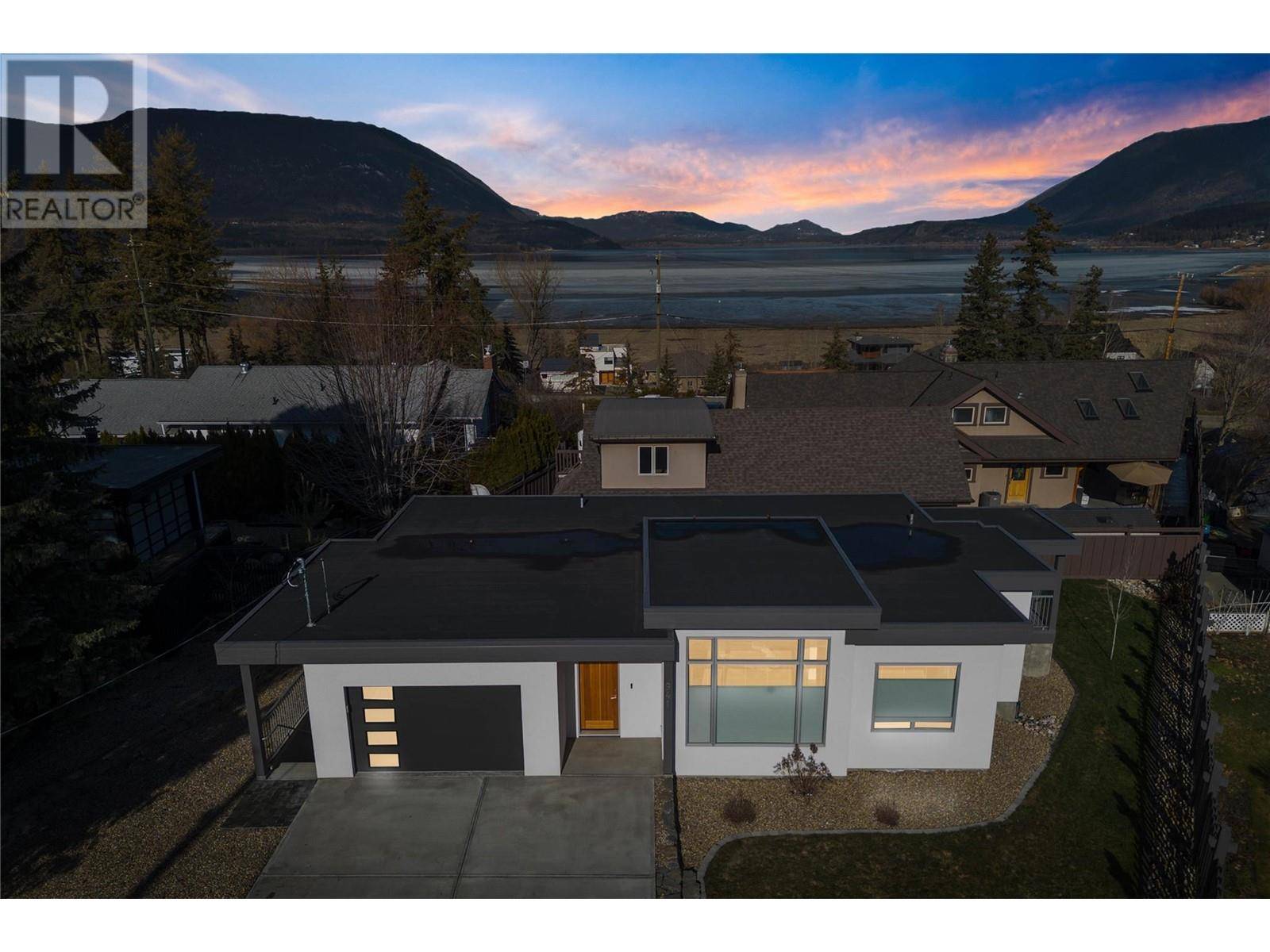 Salmon Arm, BC V1E4N5,941 8 Avenue NE