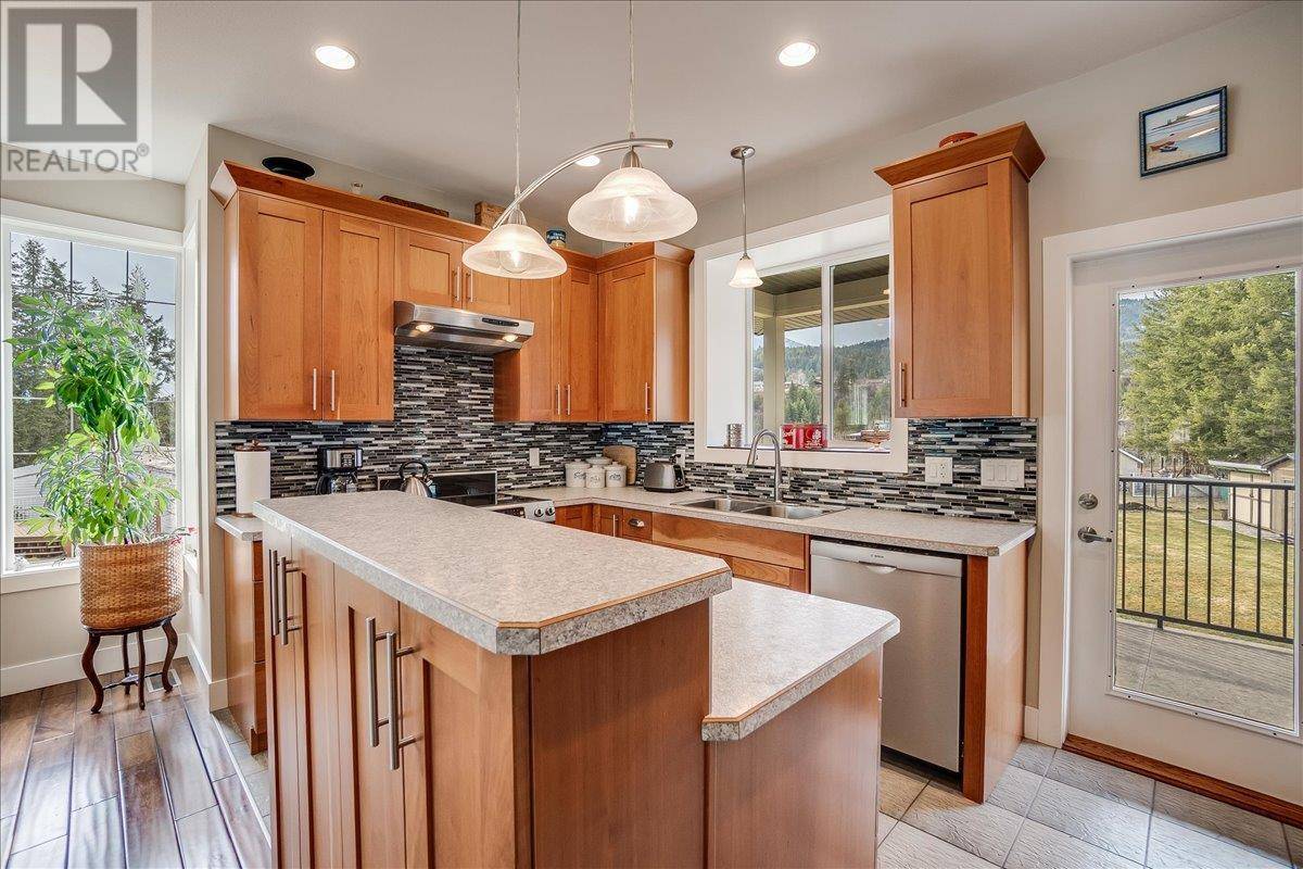 Castlegar, BC V1N4K8,891 WATERLOO Road