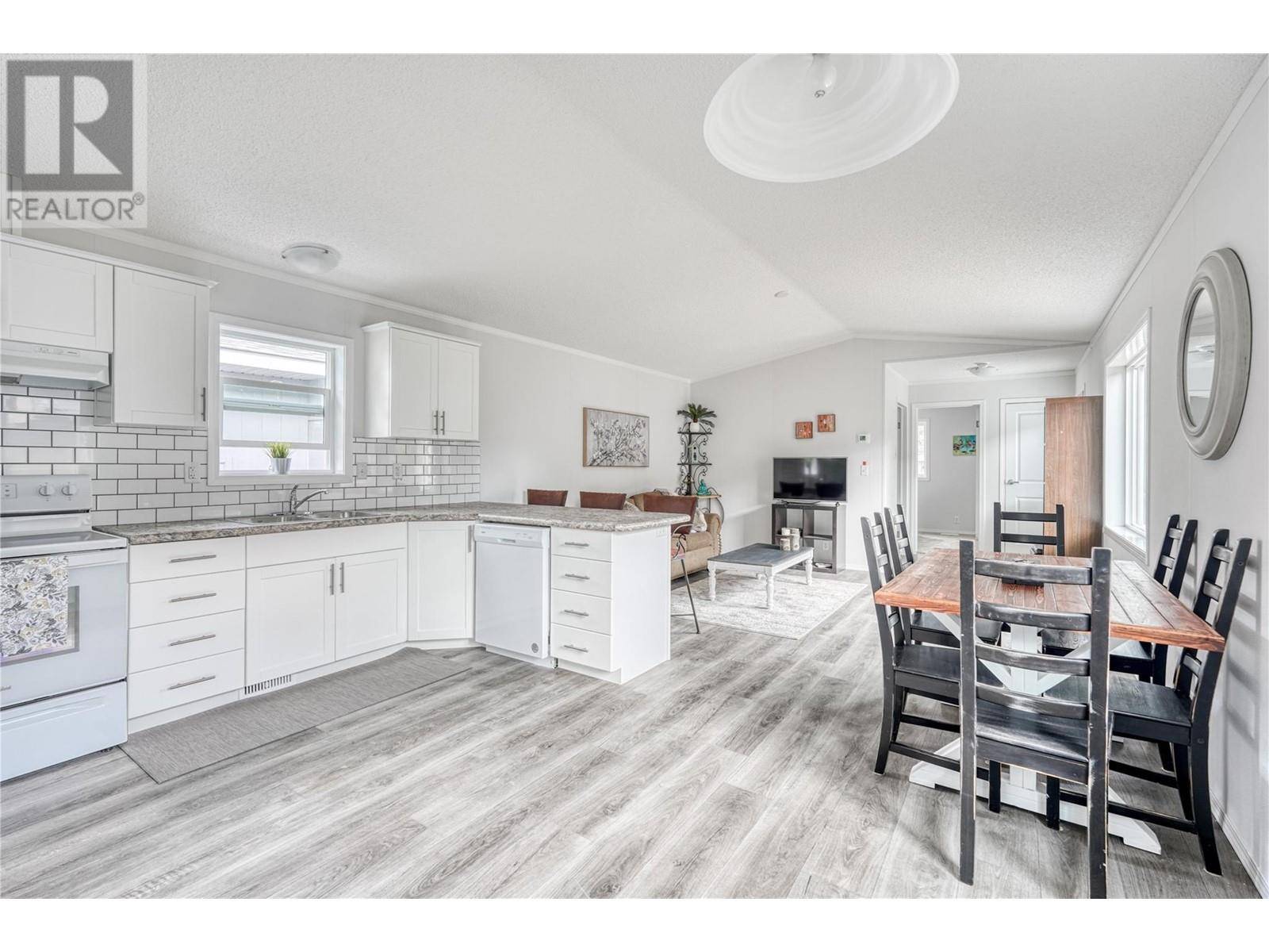Keremeos, BC V0X1N3,721 6th Avenue