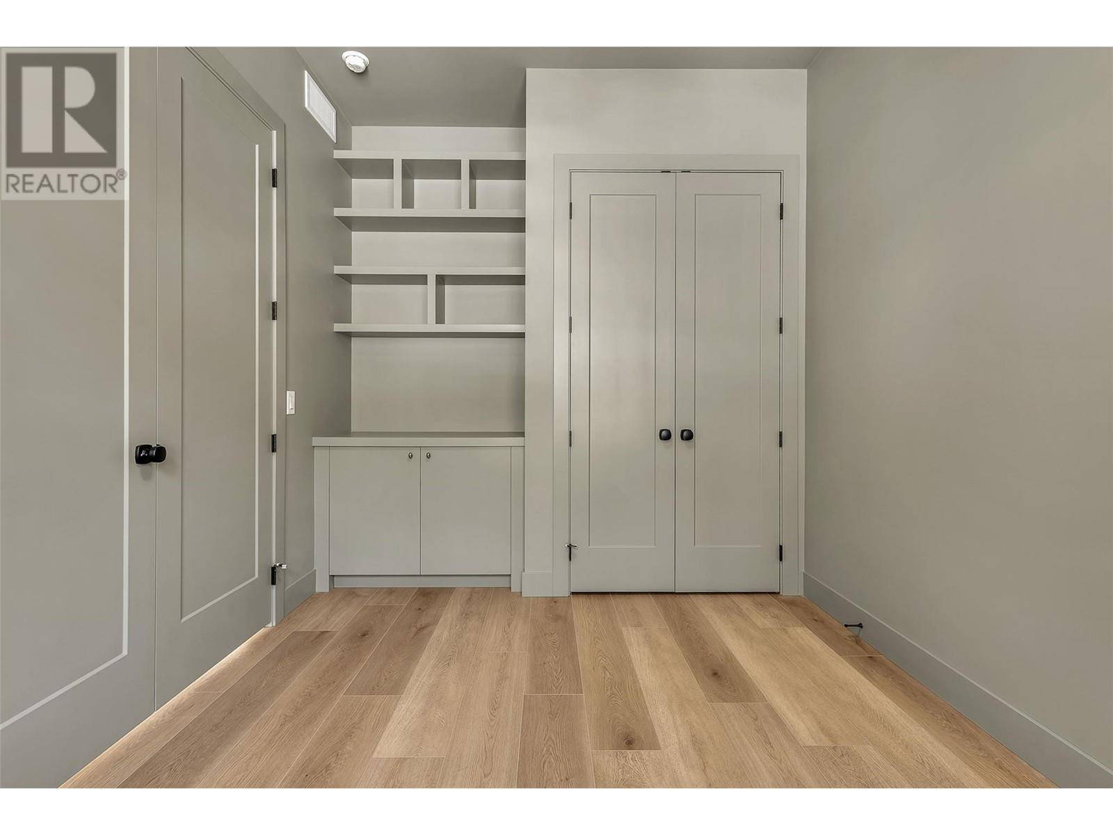 Kelowna, BC V1V2C6,1439 Whistling Pine Place
