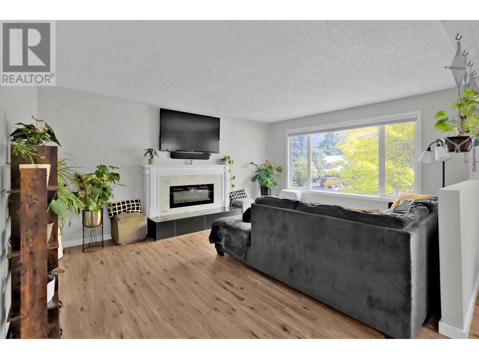 Penticton, BC V2A3T6,195 WATERFORD Avenue