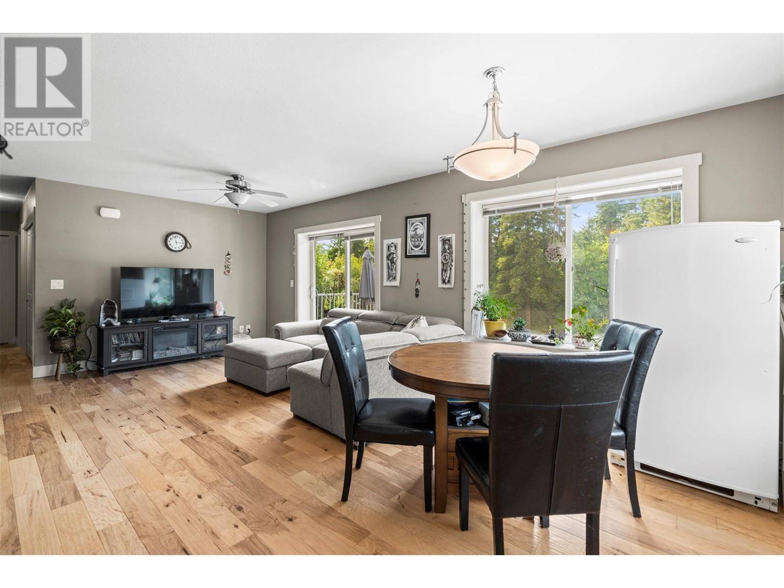 Salmon Arm, BC V1E0C4,1449 1st AVE Northeast #306