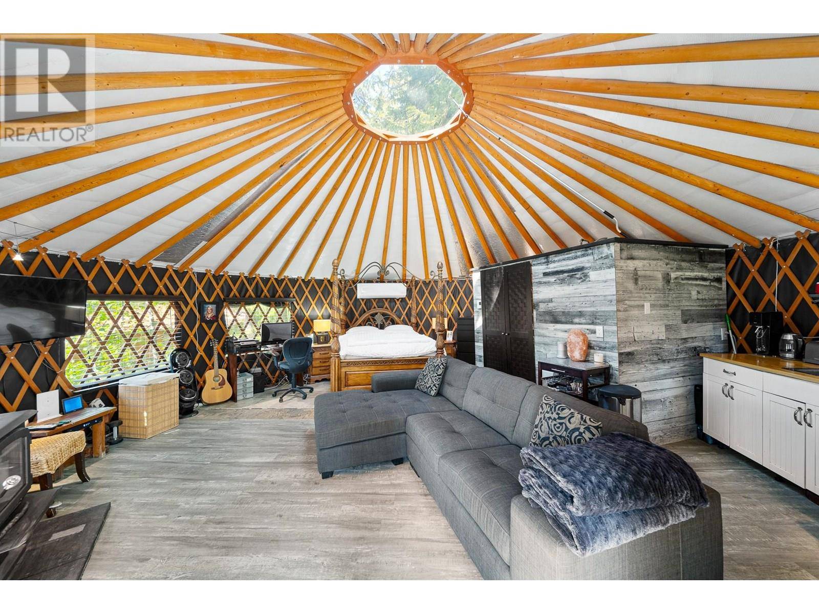 Anglemont, BC V0E1M8,8486 Horseshoe Bay Road