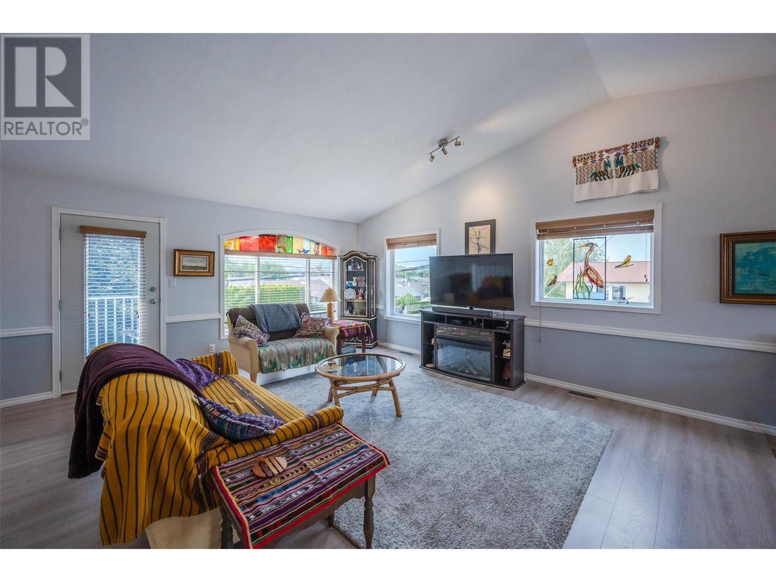 Penticton, BC V2A6E3,2002 Quebec ST #101