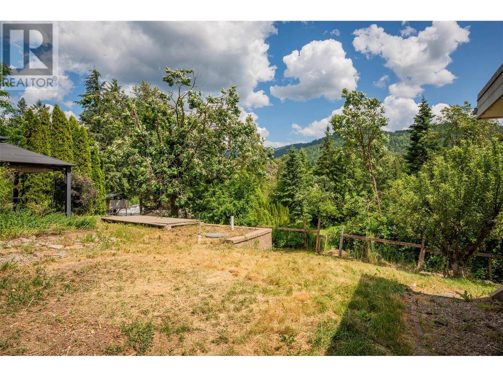 Fruitvale, BC V0G1L1,1500 3B Hwy