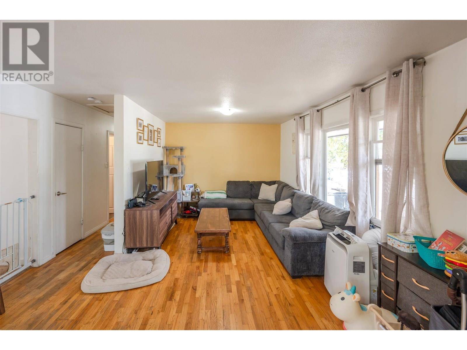 Penticton, BC V2A4X5,496 Papineau Street