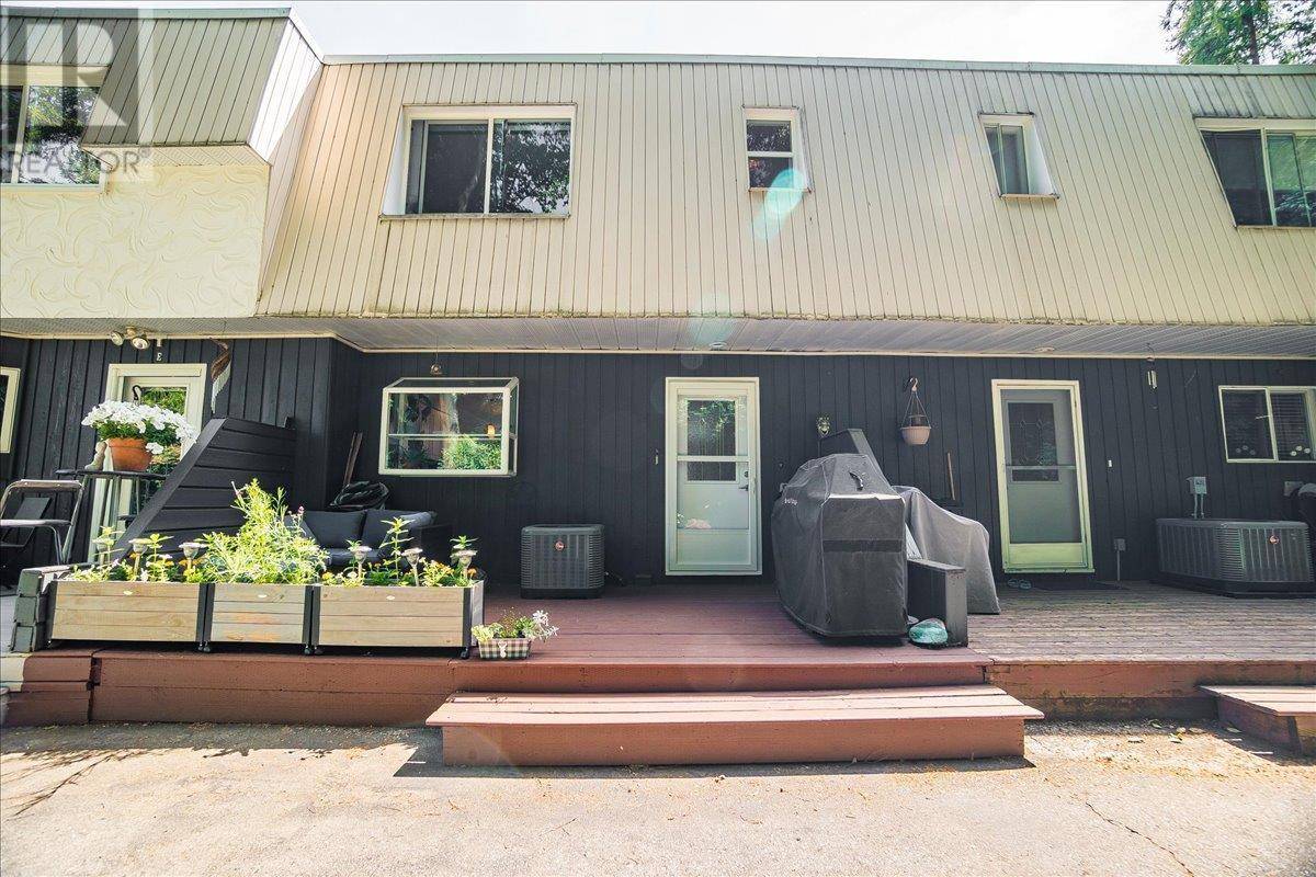 Castlegar, BC V1N3L9,1429 MEADOWBROOK DR #D