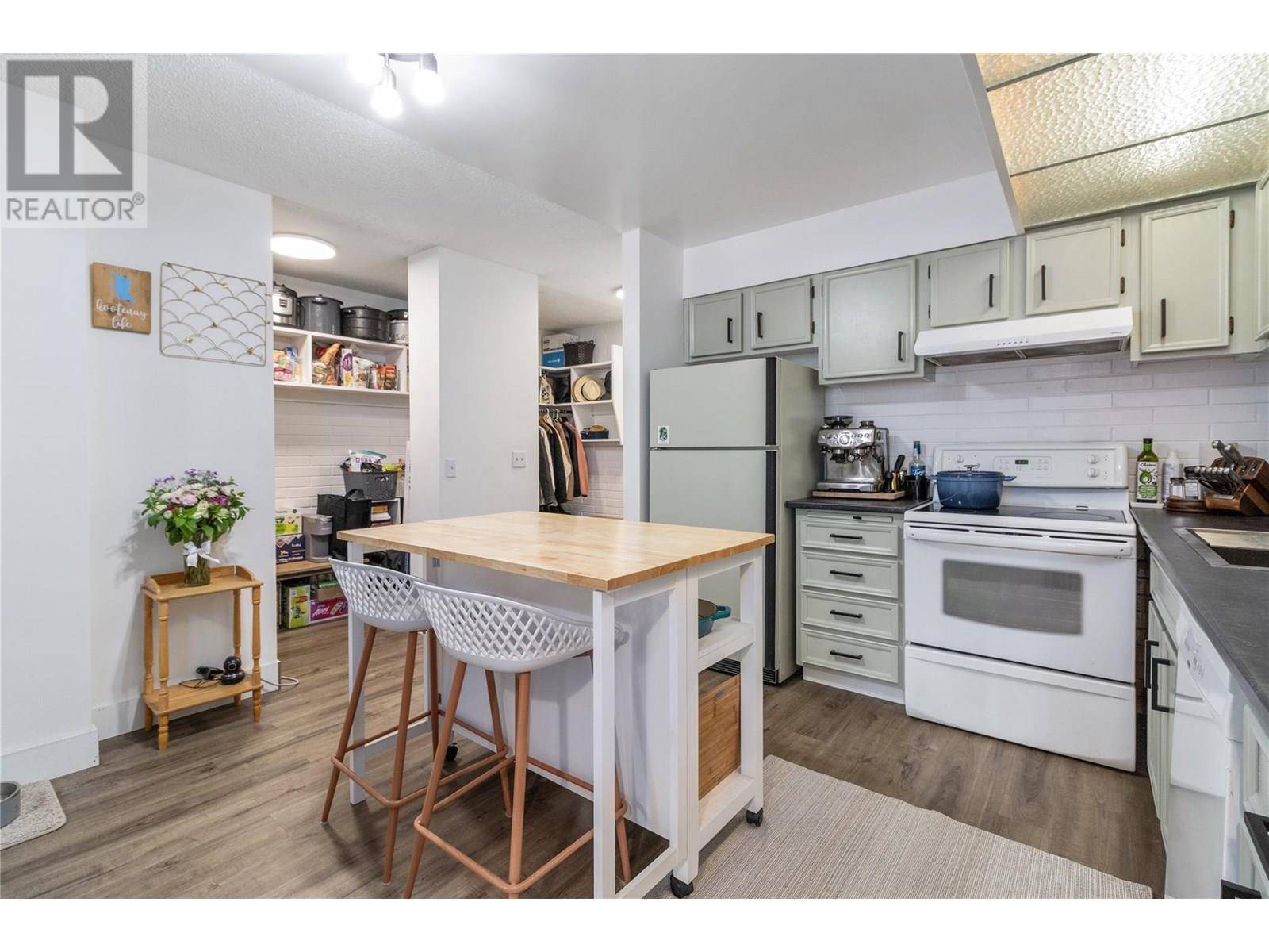 Kelowna, BC V1Y8B3,1915 Pacific CT #203