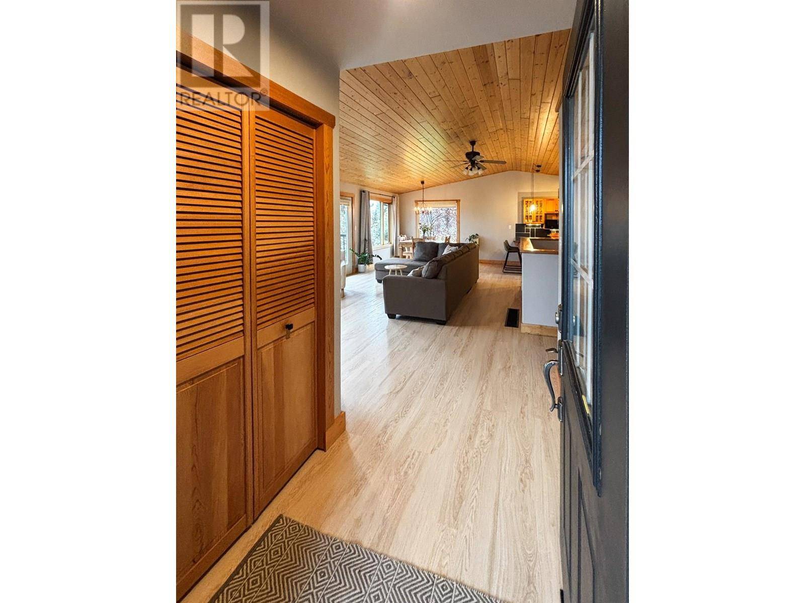 Edgewater, BC V0A1E0,4761 CRESCENTWOOD Drive