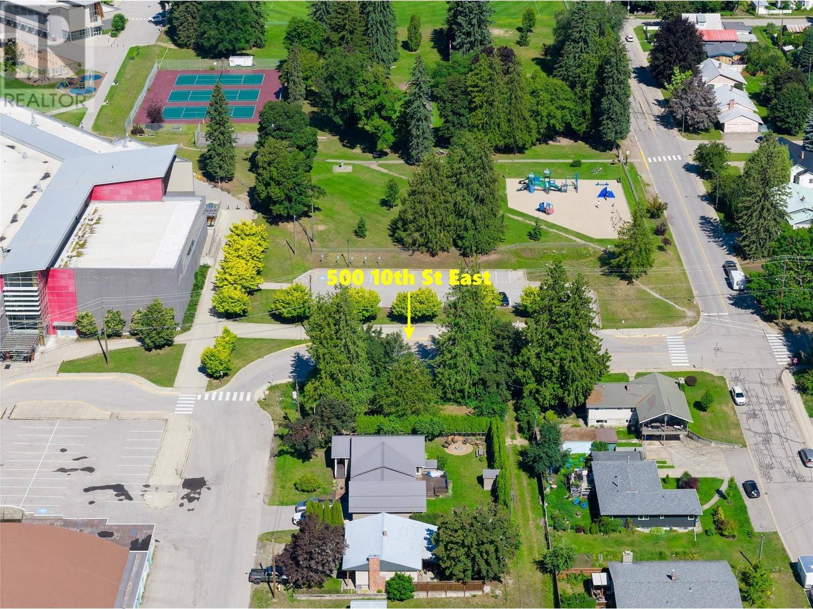 Revelstoke, BC V0E2S0,500/502 Tenth Street