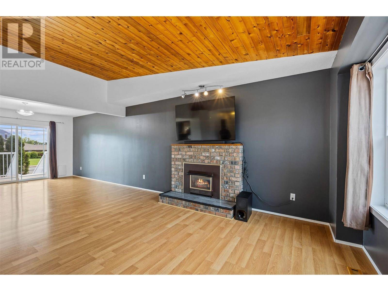 Kamloops, BC V2B8H6,2203 BOSSERT Avenue