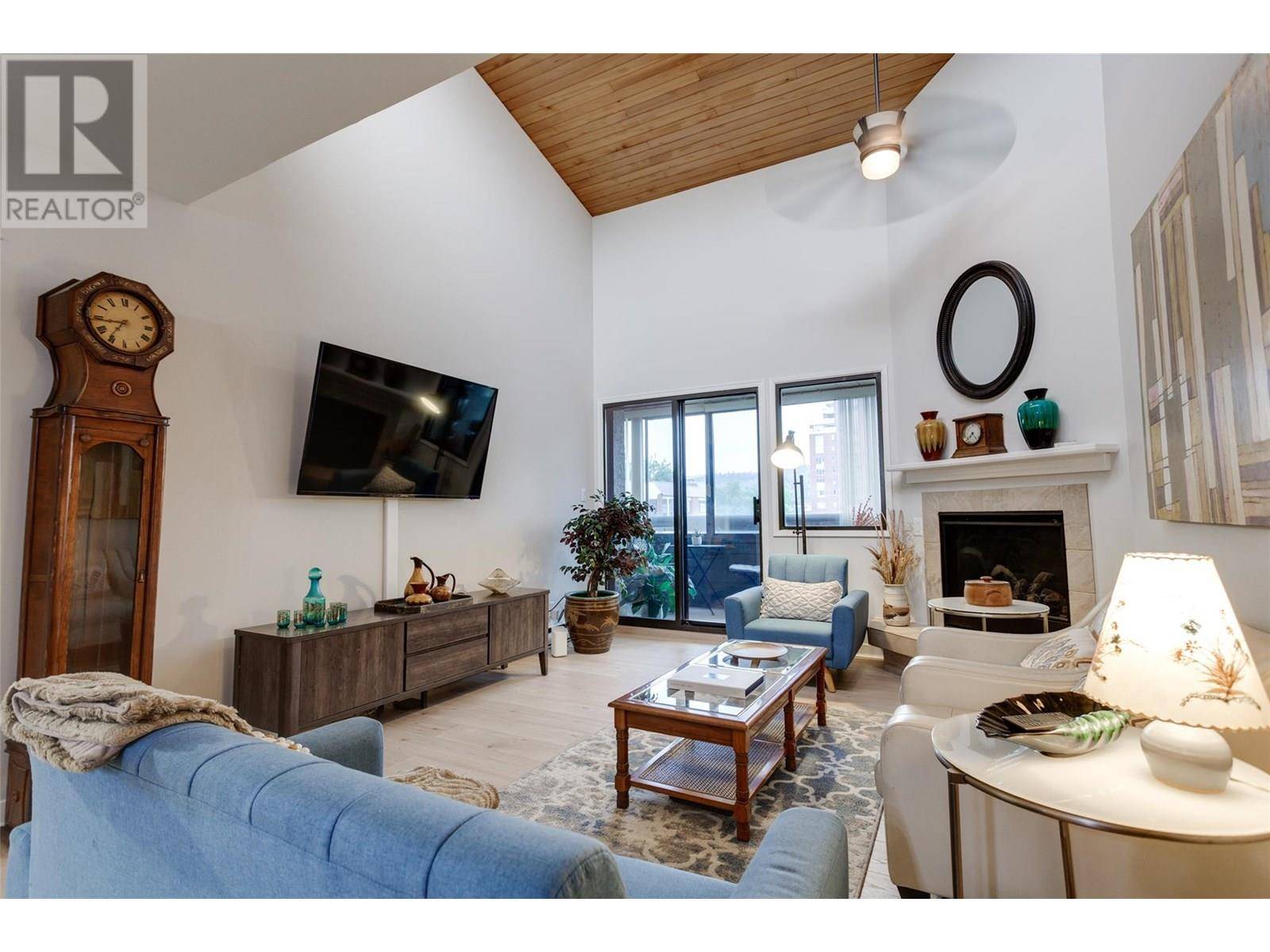 Kelowna, BC V1Y8L7,1056 Bernard AVE #305