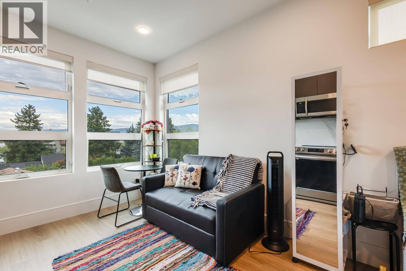 Kelowna, BC V1Y4X5,720 KLO RD #401