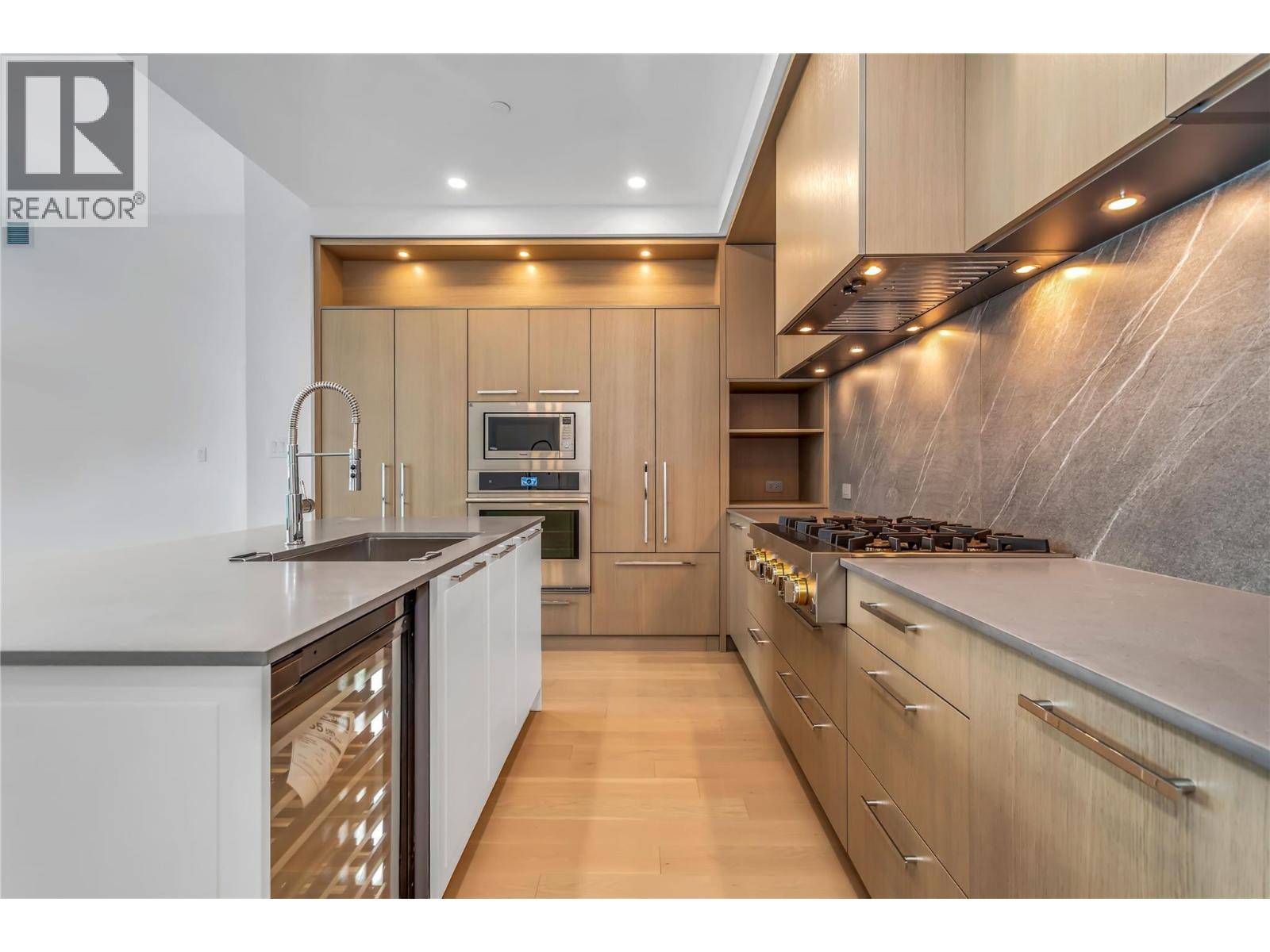 Kelowna, BC V1W0G6,3409 Lakeshore RD #PH S607