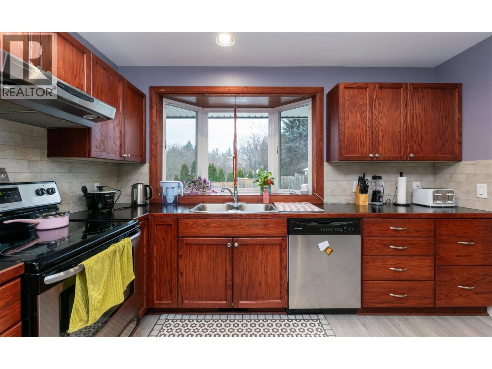 Salmon Arm, BC V1E2G7,1350 13 Avenue SE