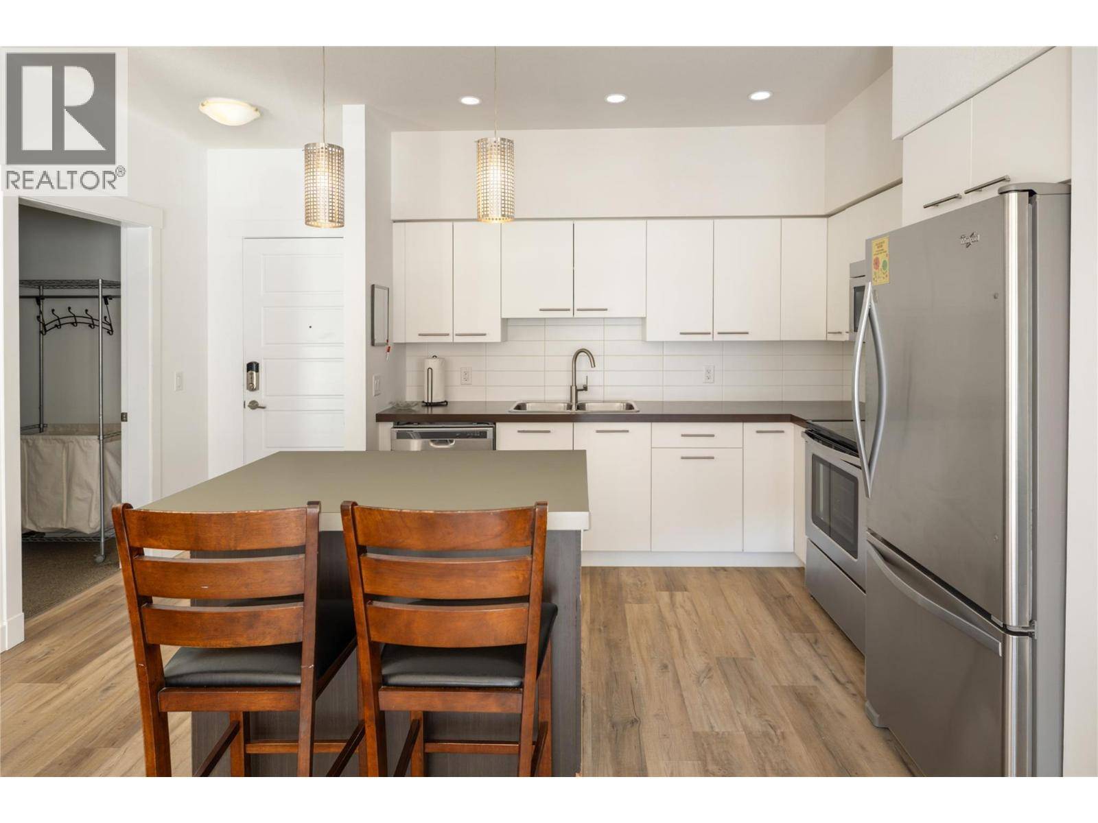 Kelowna, BC V1V3C8,985 ACADEMY WAY #208