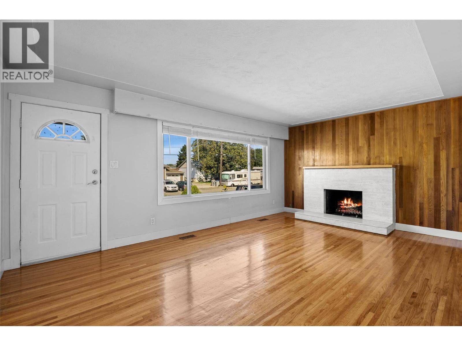 Kamloops, BC V2B3X3,945 RENFREW Avenue