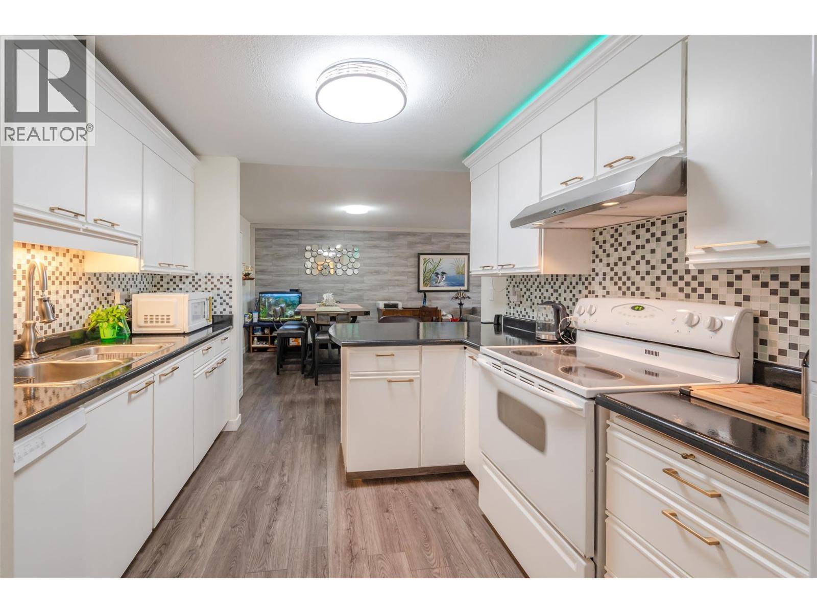 Penticton, BC V2A3T2,272 GREEN AVE #306