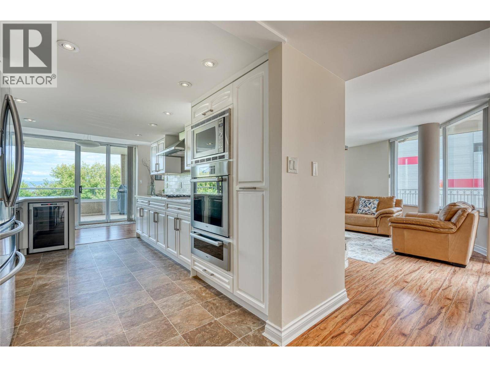 Penticton, BC V2A1B5,86 LAKESHORE DR East #304