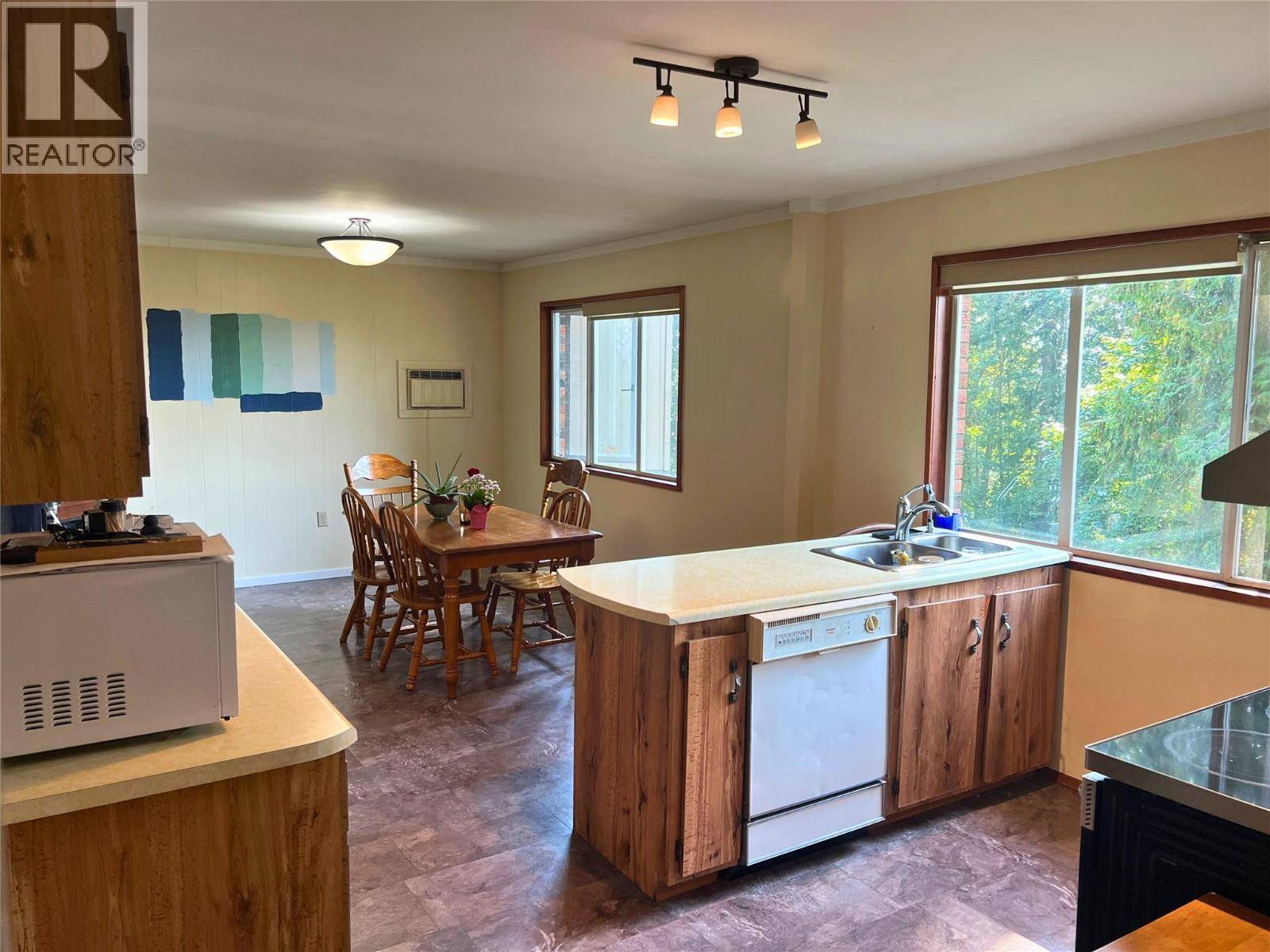 Anglemont, BC V0E1M8,7508 Crowfoot Drive