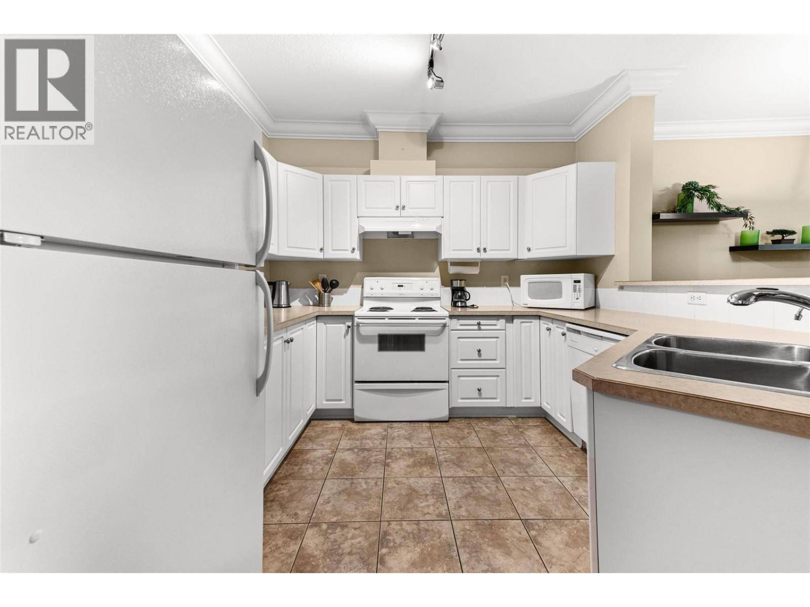 Kelowna, BC V1Y9W1,1088 Sunset DR #440