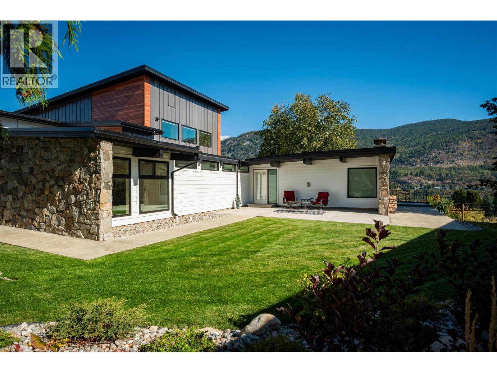 Castlegar, BC V1N4L1,3429 8TH Avenue