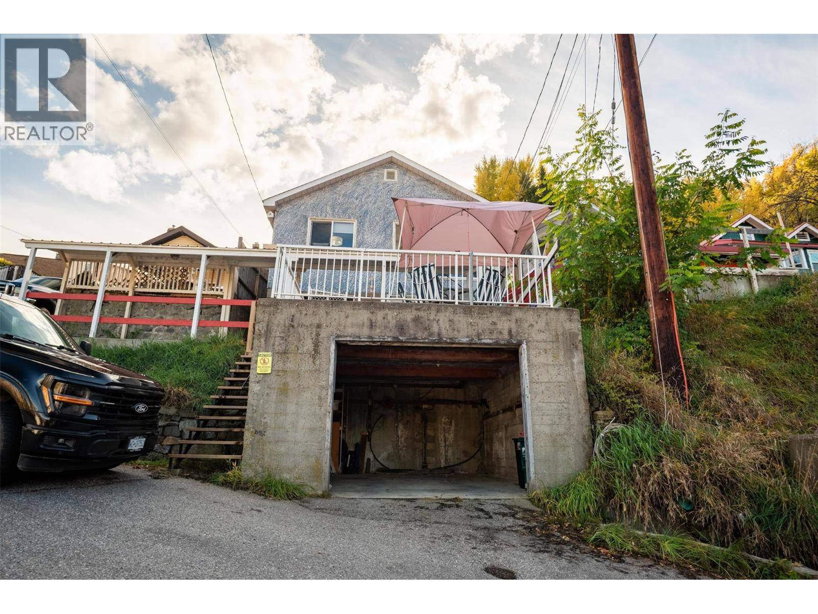 Trail, BC V1R3J3,680 HENDRY Street