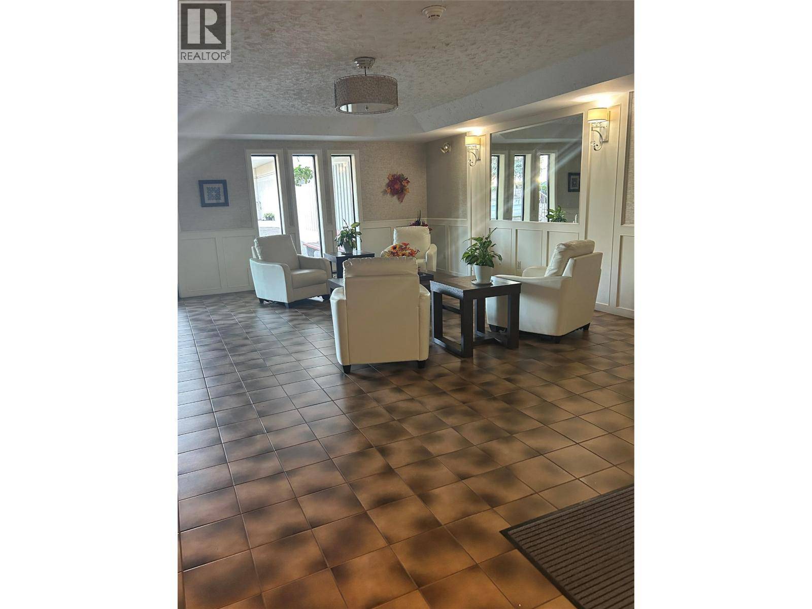 Kelowna, BC V1Y8T4,2110 Hoy ST #306