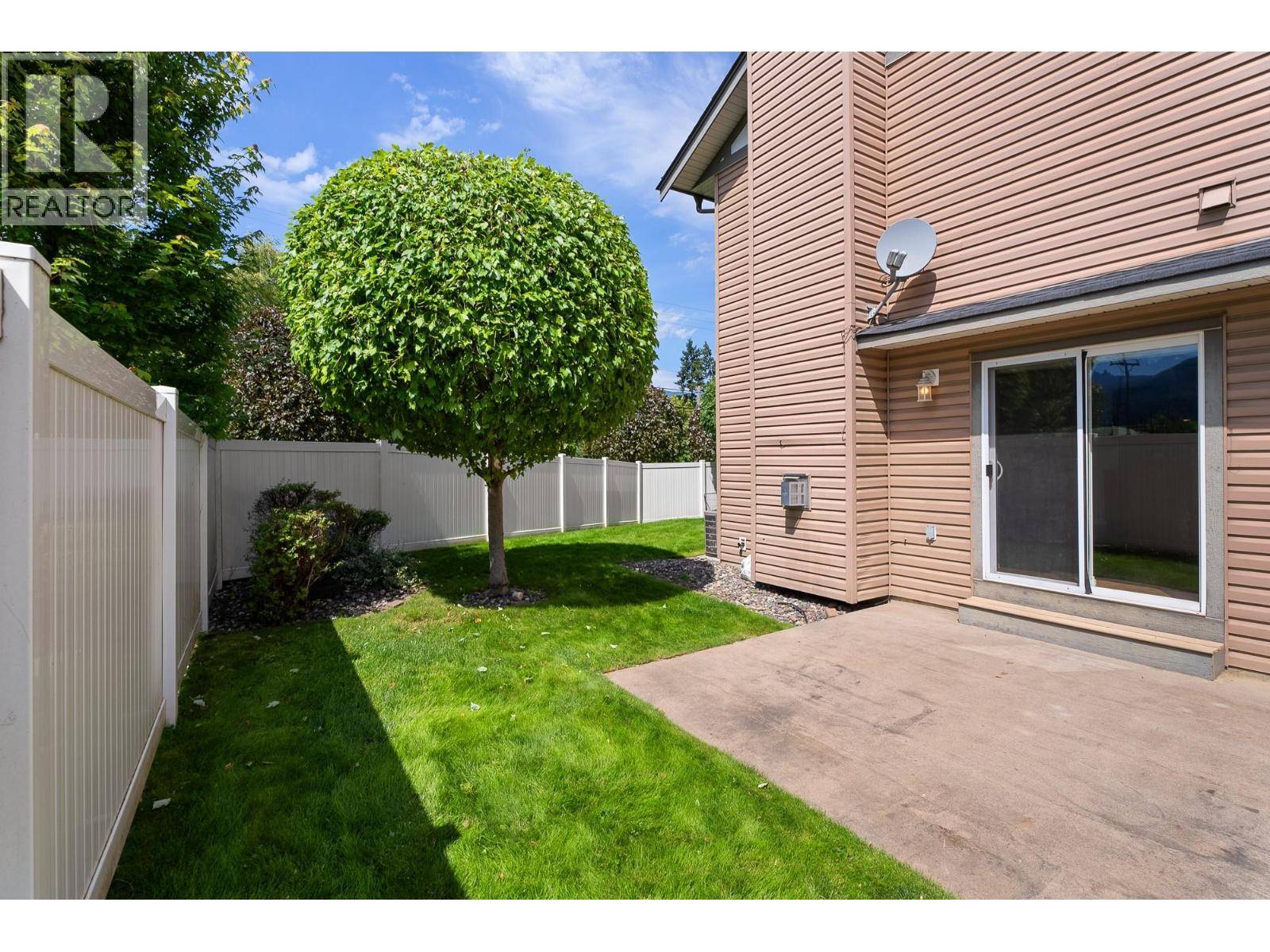 Salmon Arm, BC V1E3P6,2060 12th AVE Northeast #3