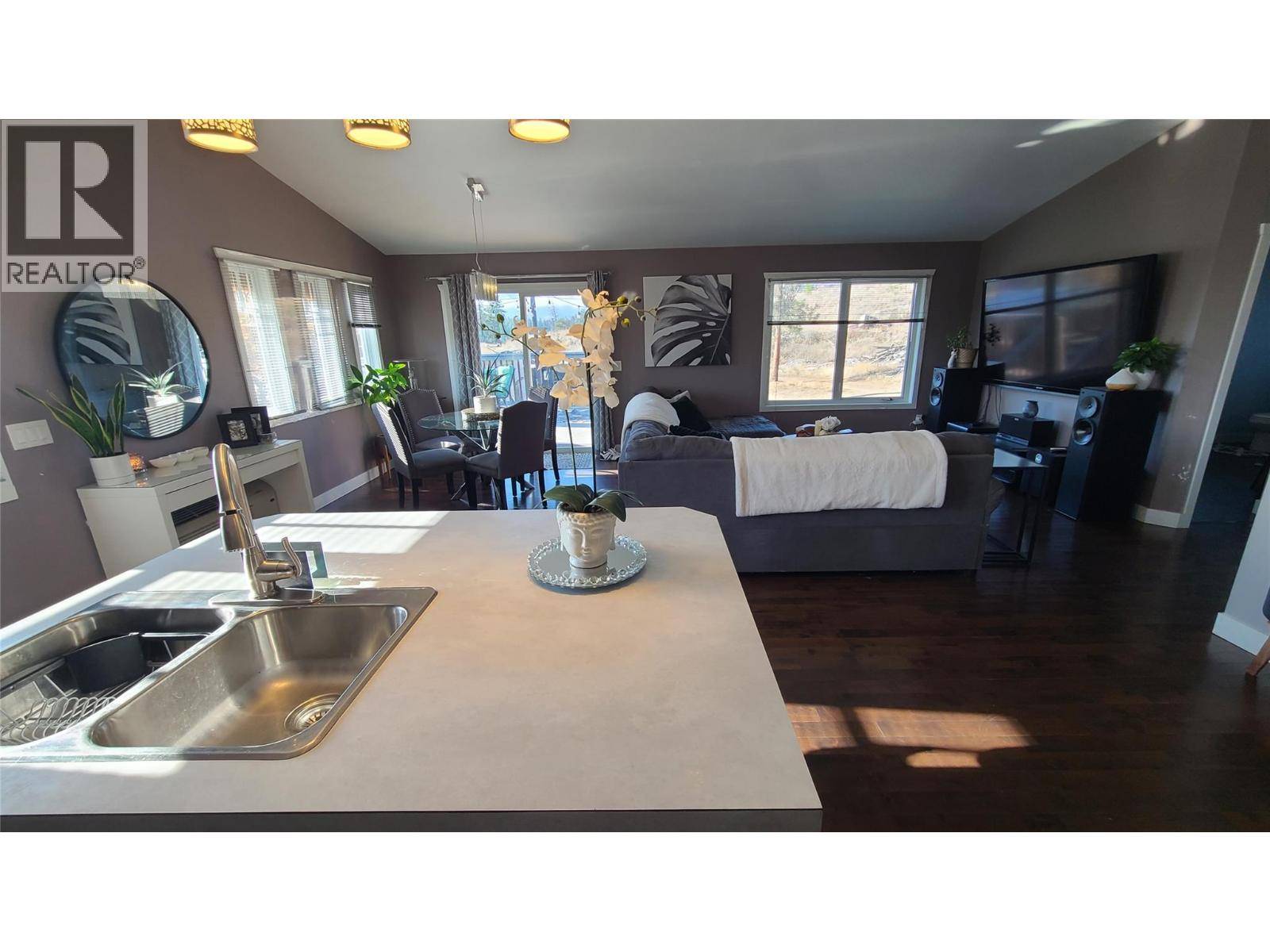 Kelowna, BC V1V2B6,2670 GLENMORE RD Road