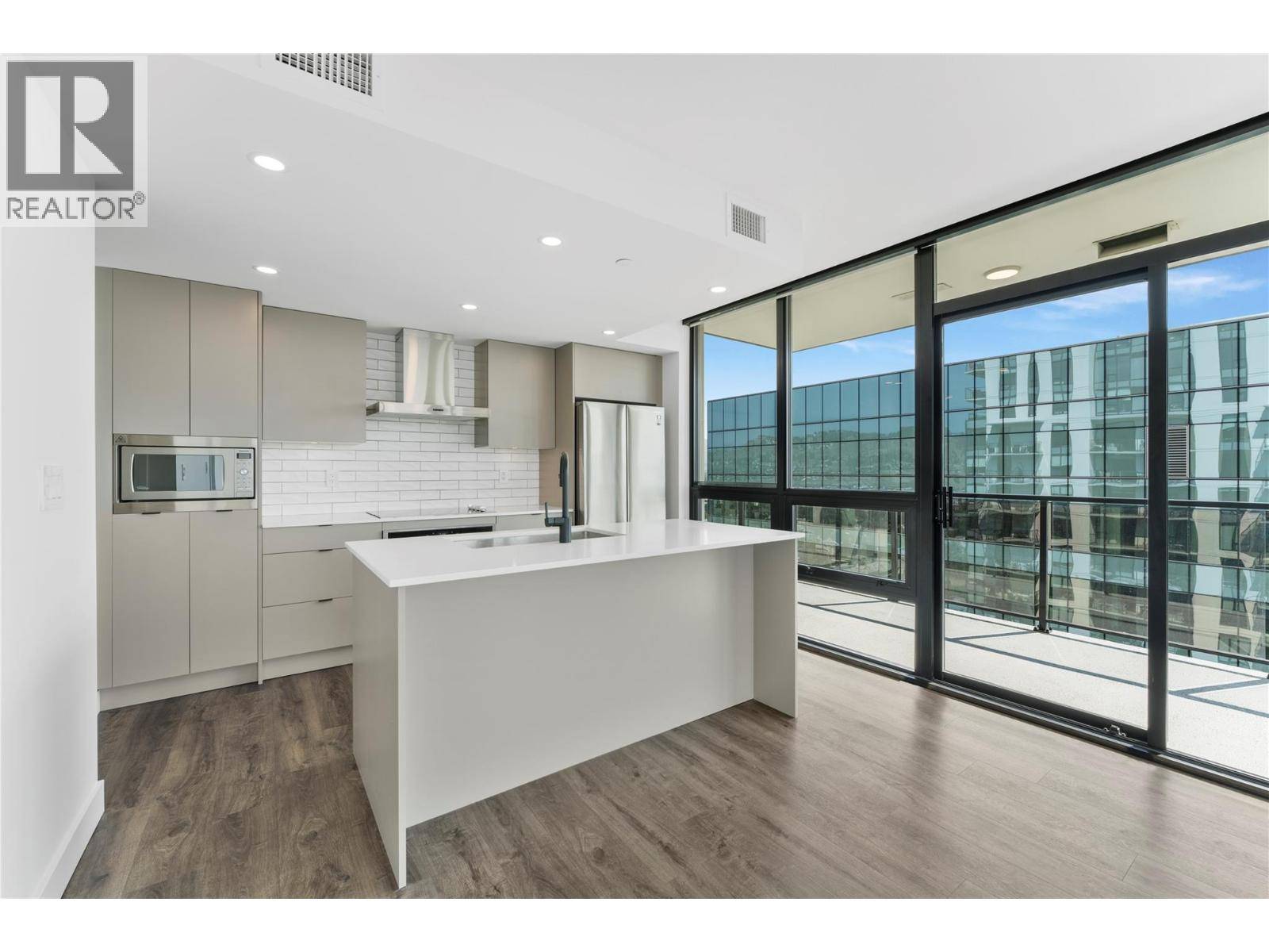 Kelowna, BC V1Y2E4,1471 St. Paul ST #2005