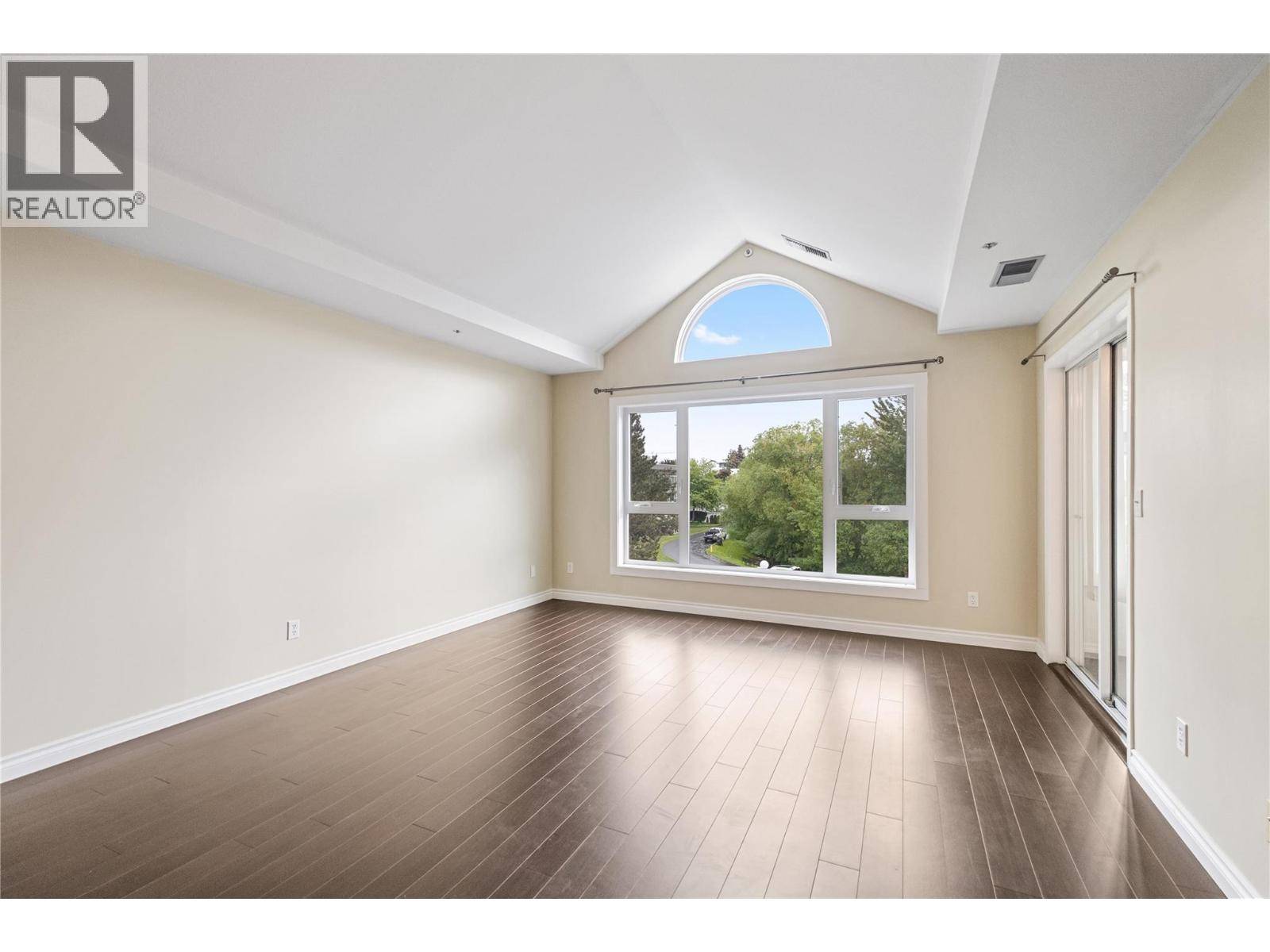 Kelowna, BC V1Y5Y1,1045 Sutherland AVE North #323