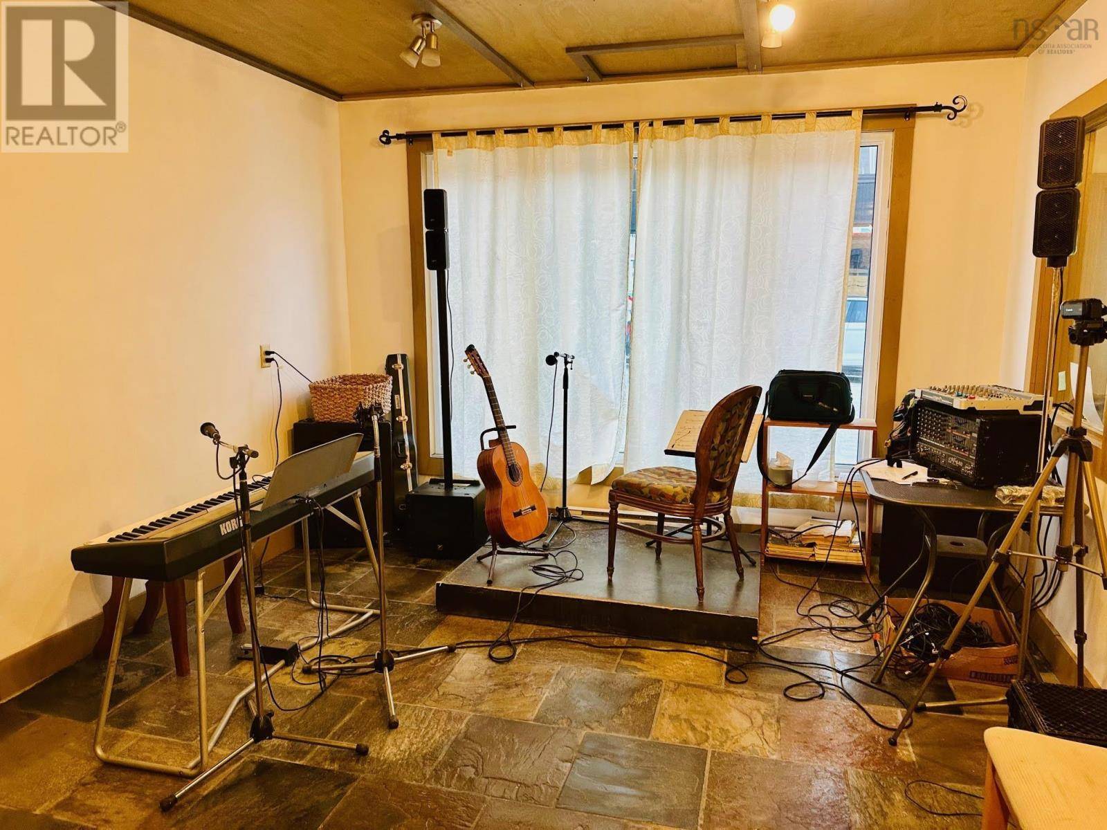 Dartmouth, NS B2Y1H6,84 Portland Street