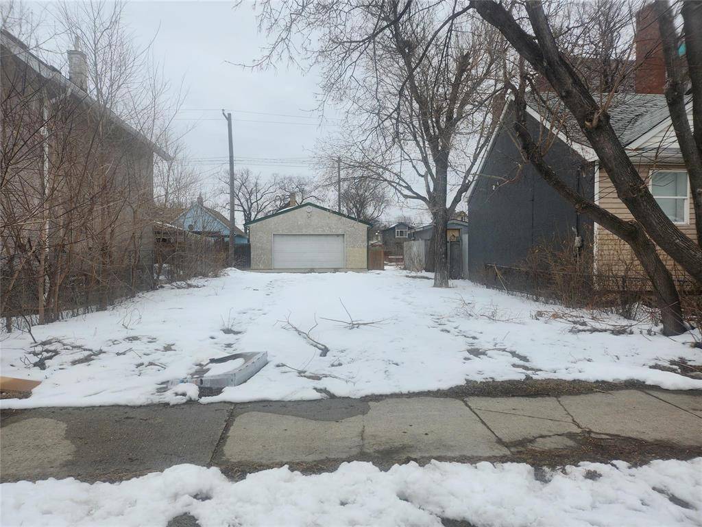 Winnipeg, MB R2W2B7,309 Magnus Avenue
