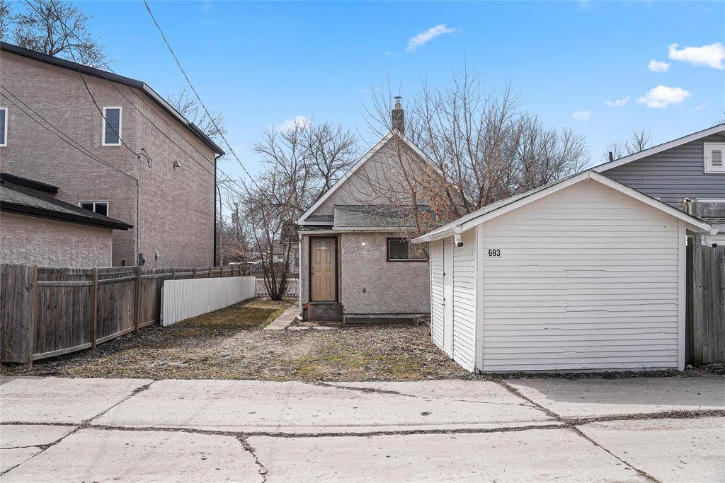 Winnipeg, MB R2W2E1,693 Magnus Avenue