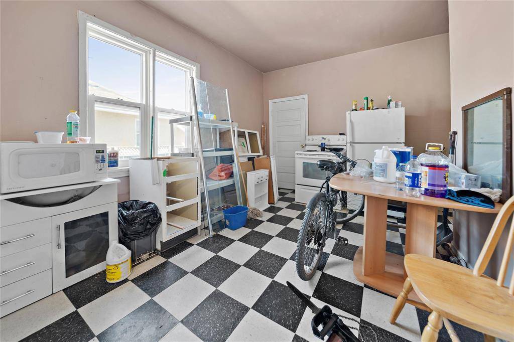 Winnipeg, MB R2W1X3,269 Alfred Avenue