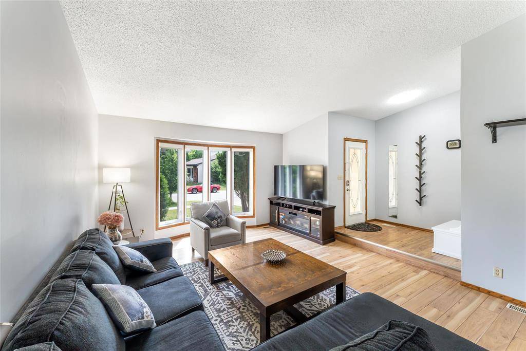 Winnipeg, MB R3T5P2,234 Point West Drive