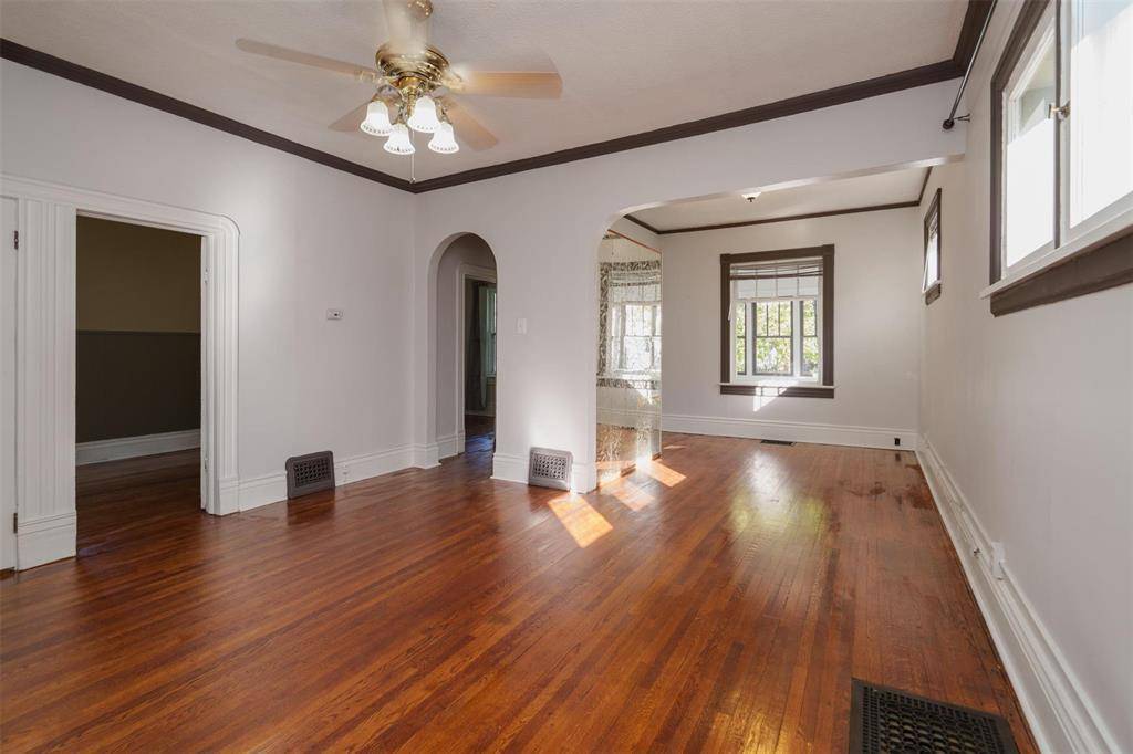 Winnipeg, MB R3G1N4,408 Agnes Street