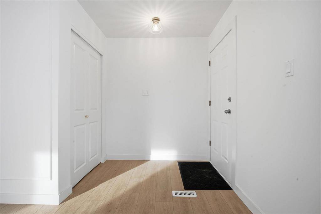 Winnipeg, MB R2K3Z6,92 Tu-pelo Avenue