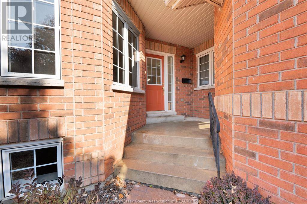 Leamington, ON N8H2M9,32 ROBSON #5