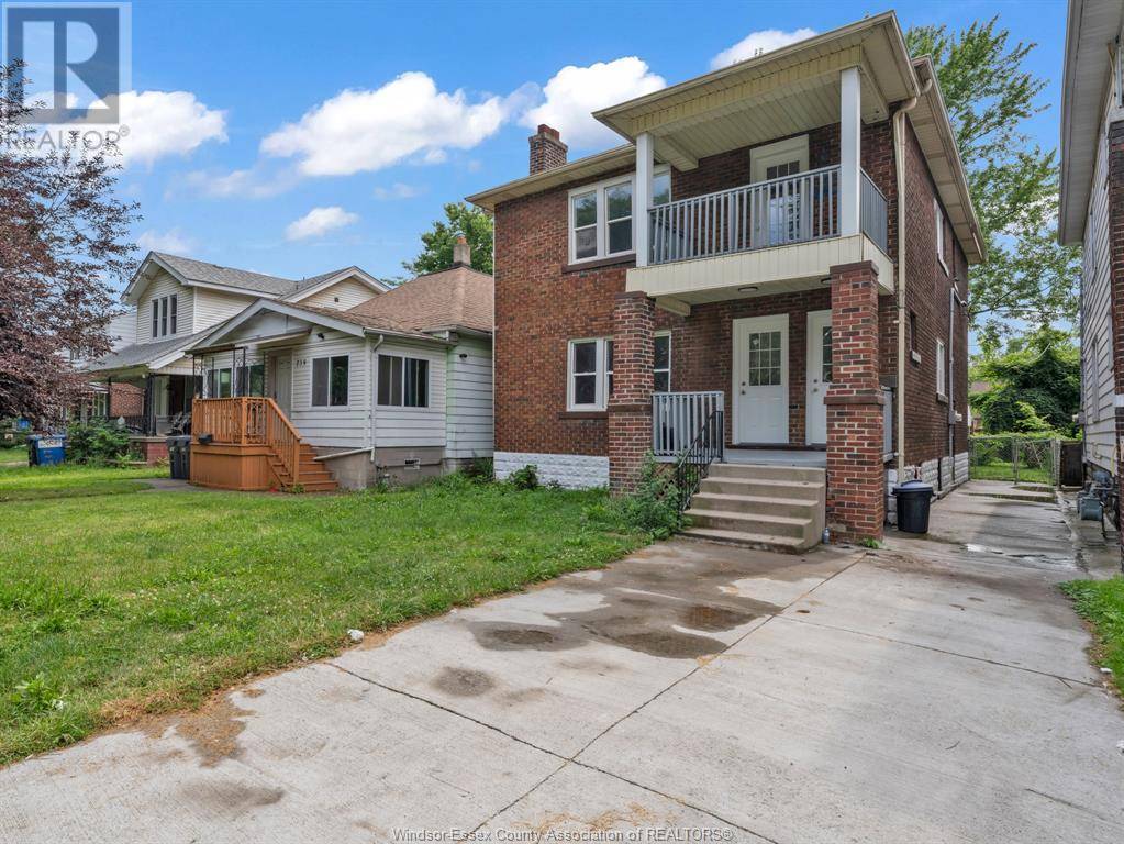 Windsor, ON N9B2H6,729 CAMPBELL AVENUE