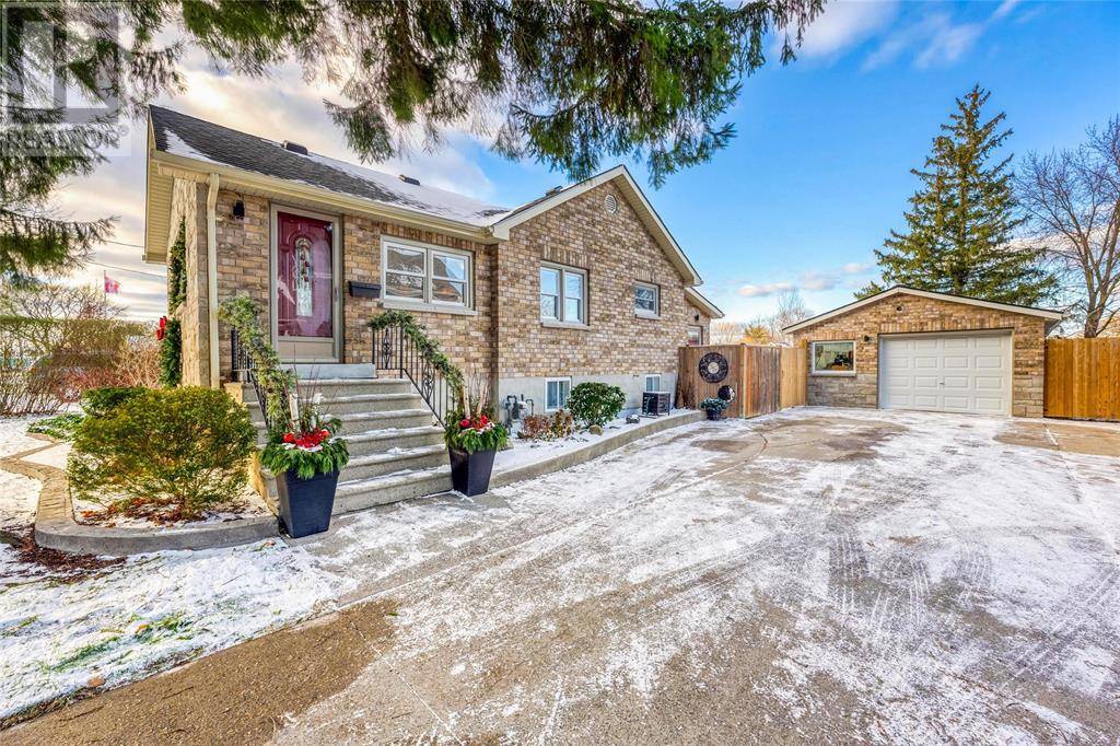 Sarnia, ON N7S1X2,736 DEVINE STREET