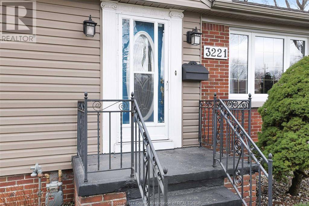 Windsor, ON N9E2L4,3221 LONGFELLOW