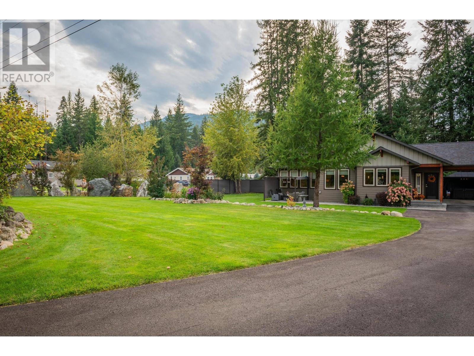 South Slocan, BC V1N2G1,2711 JACKS Crescent