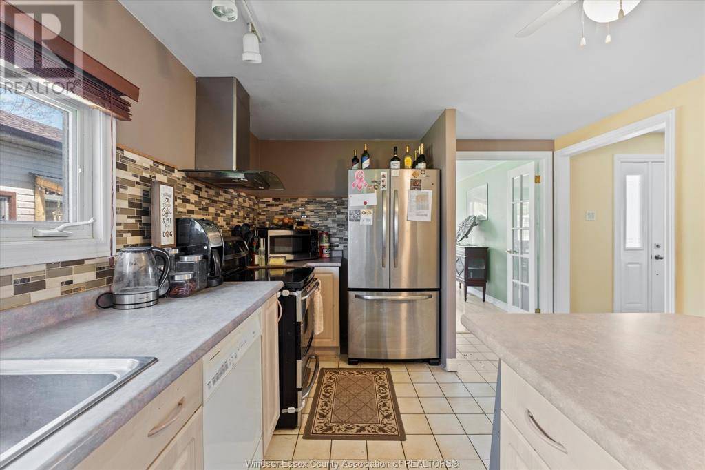 Essex, ON N8M2A9,211 DANA DRIVE