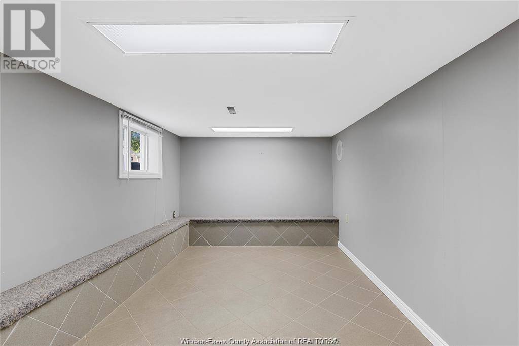 Windsor, ON N8Y2J1,1352 LINCOLN