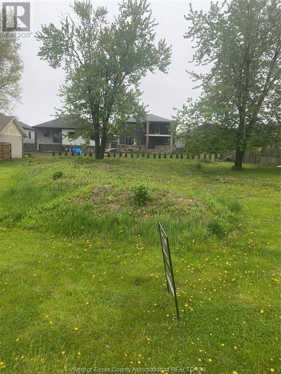 Essex, ON N8M2X6,260 MAIDSTONE AVENUE West