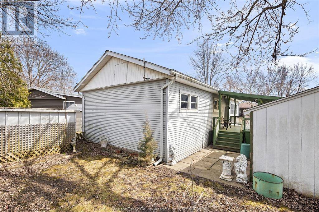 Essex, ON N8M2A1,111 DANA DRIVE