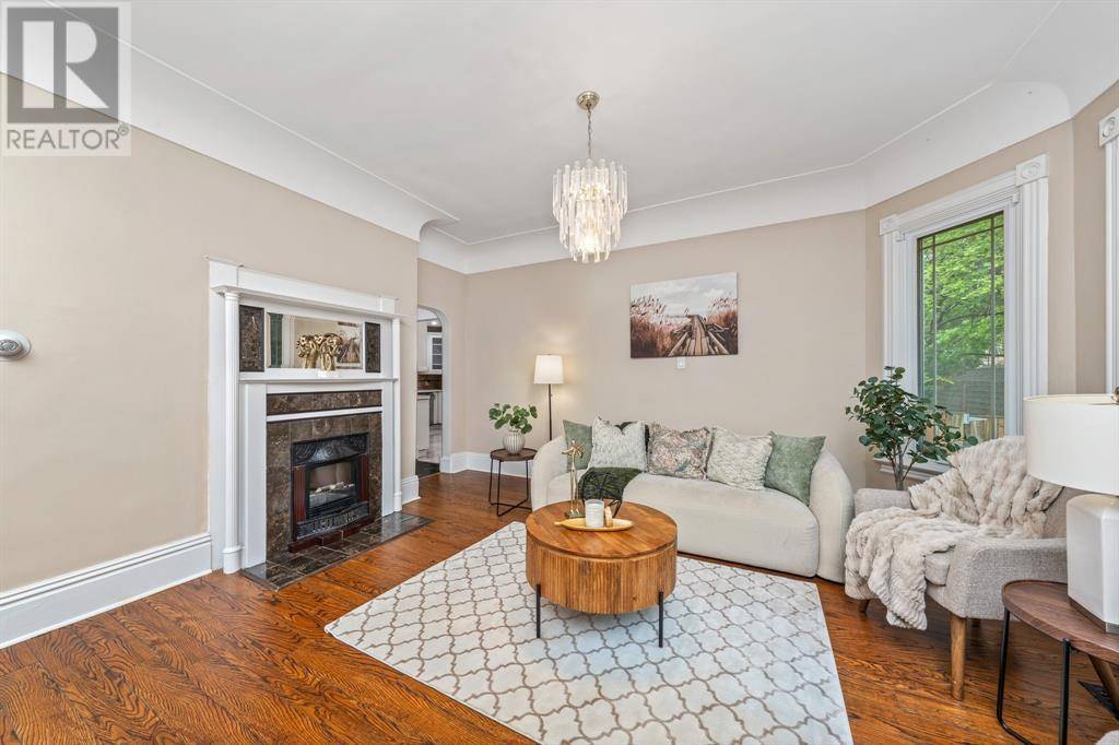 Sarnia, ON N7T2R1,156 QUEEN STREET