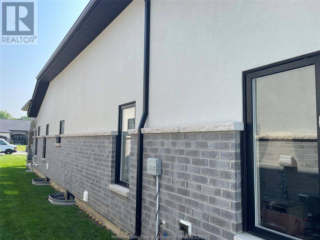 Essex, ON N8M0A5,94 HOUGHTON STREET